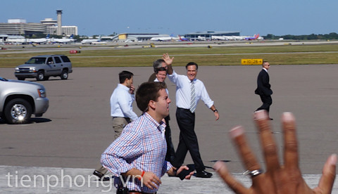 Kết thúc buổi diễn thuyết, ứng viên tổng thống Romney chào tạm biệt ủng hộ mình