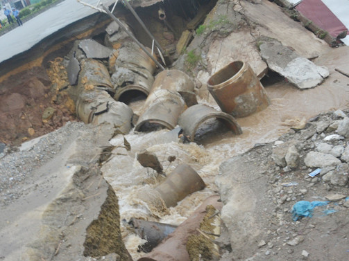 Nguyên nhân sạt lở ban đầu được xác định do các công trường thi công hai bene không đảm bảo an toàn, mưa lớn mấy ngày qua khiến đất bị sụt lún