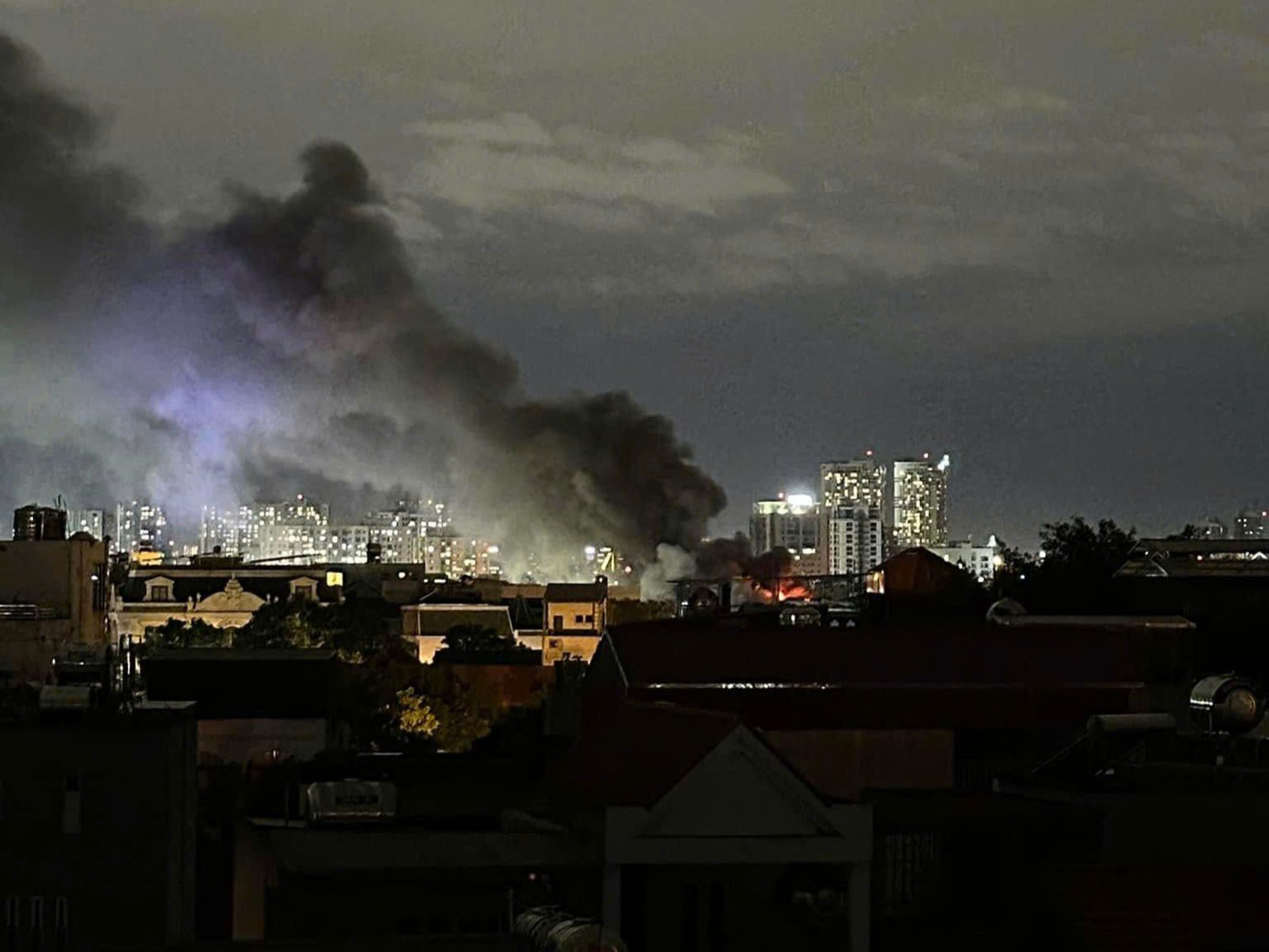 Người dân trông thấy cột khói bốc cao từ vụ cháy. Người dân trông thấy cột khói bốc cao từ vụ cháy.