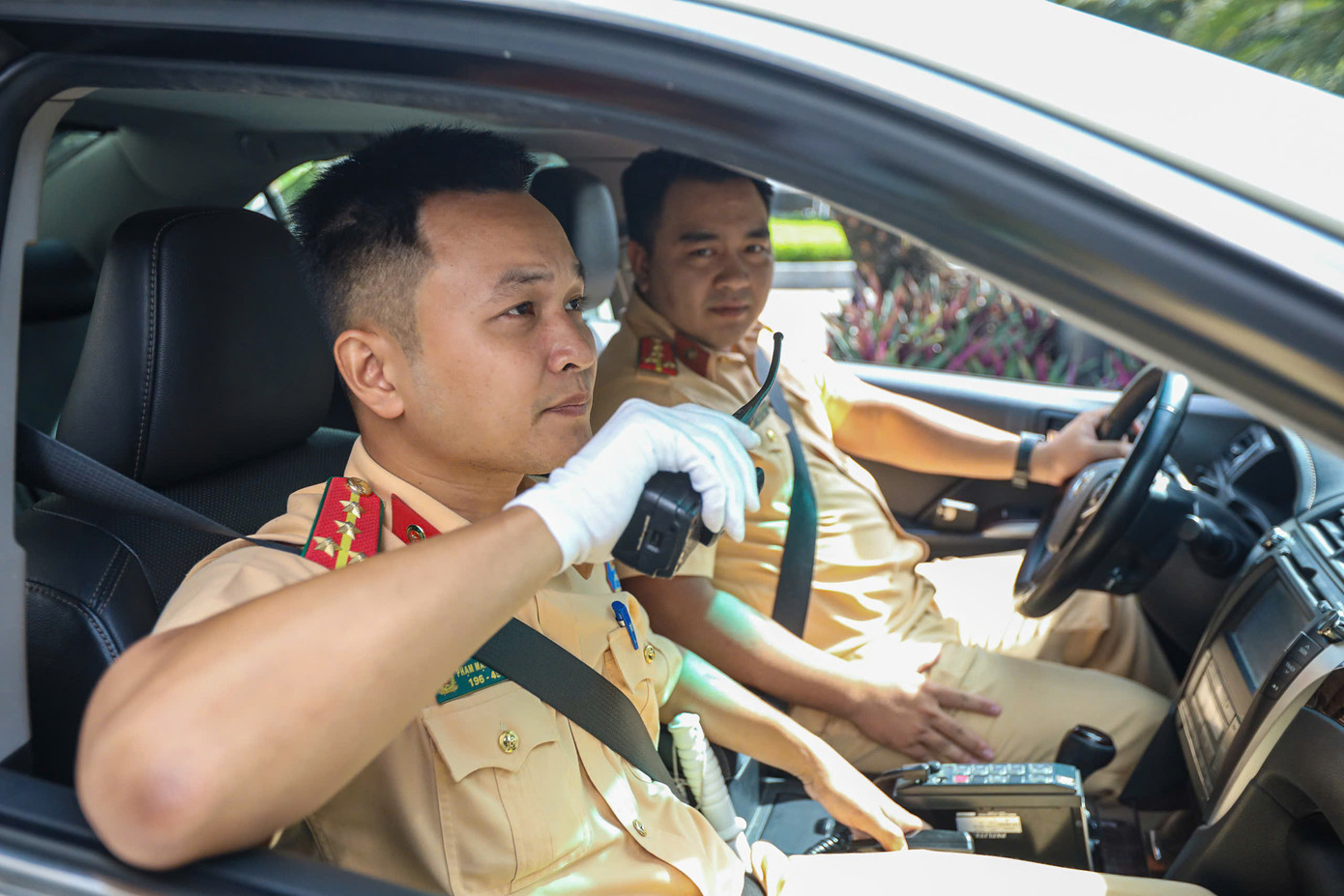 Đại úy Hùng và cán bộ trực tiếp dẫn đoàn.