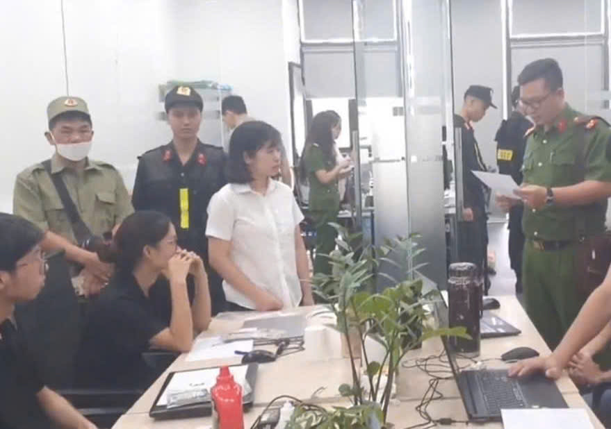 Cơ quan Công an tiến hành khám xét khẩn cấp đồng loạt các địa điểm văn phòng công ty TNHH dược phẩm công nghệ cao NAC. Ảnh Công an TP Hà Nội. Cơ quan Công an tiến hành khám xét khẩn cấp đồng loạt các địa điểm văn phòng công ty TNHH dược phẩm công nghệ cao NAC. Ảnh Công an TP Hà Nội.