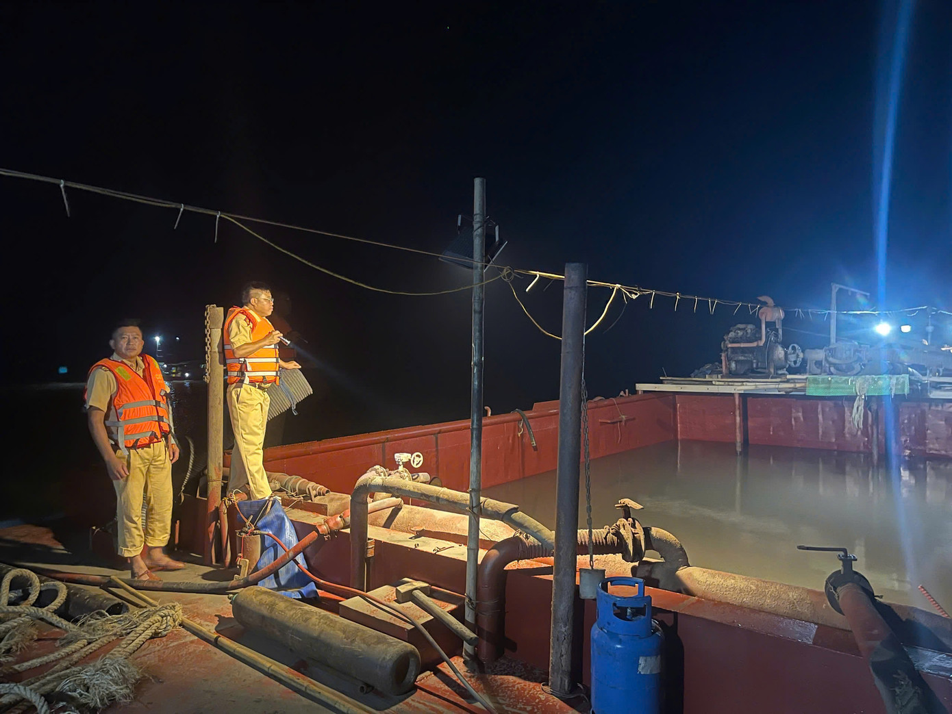 Tổ công tác kiểm tra các phương tiện hút cát.