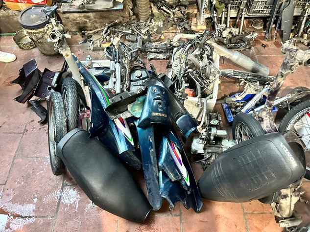 Xe máy bị các đối tượng tháo rời linh kiện tiêu thụ. Xe máy bị các đối tượng tháo rời linh kiện tiêu thụ.