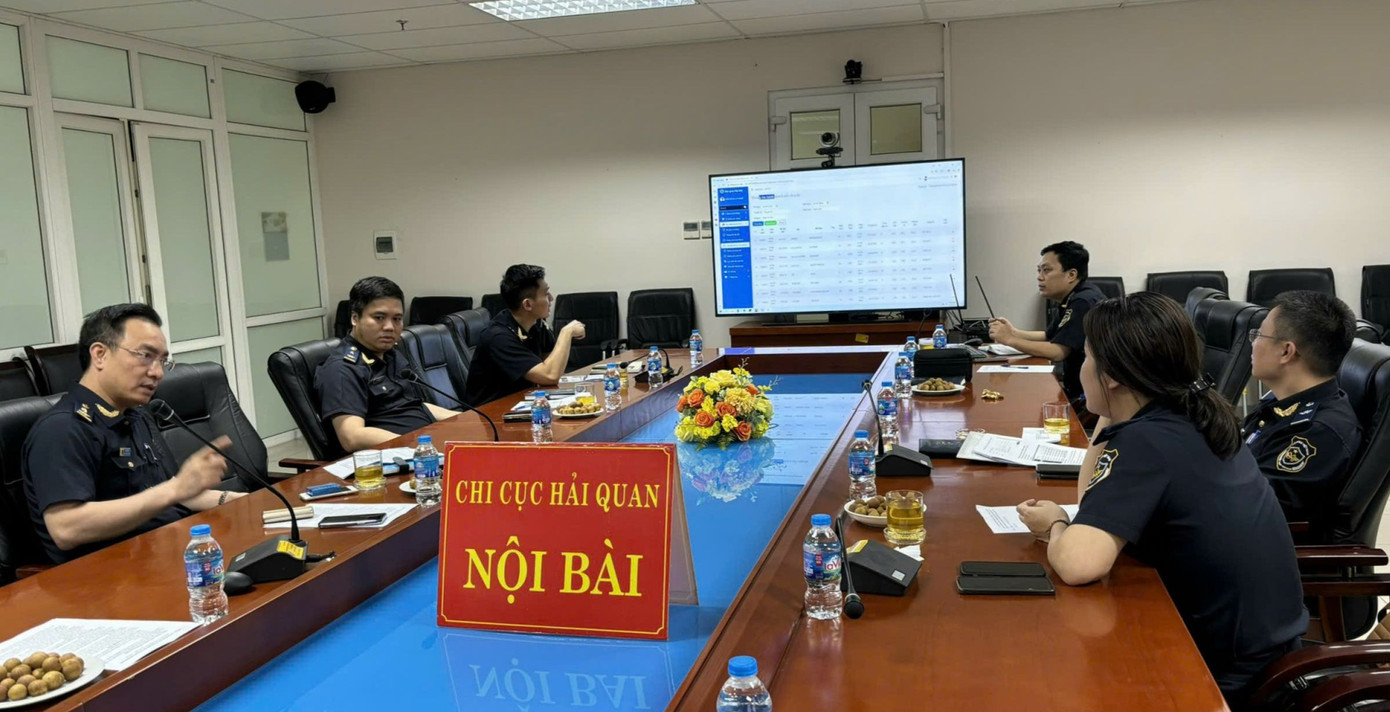 Cán bộ, công chức hải quan nghiên cứu, trao đổi trong quá trình xây dựng phần mềm. Cán bộ, công chức hải quan nghiên cứu, trao đổi trong quá trình xây dựng phần mềm.