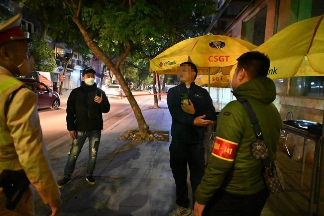 Tổ công tác 141 Công an Hà Nội làm việc với tài xế có hành vi không chấp hành yêu cầu của lực lượng chức năng. Tổ công tác 141 Công an Hà Nội làm việc với tài xế có hành vi không chấp hành yêu cầu của lực lượng chức năng.