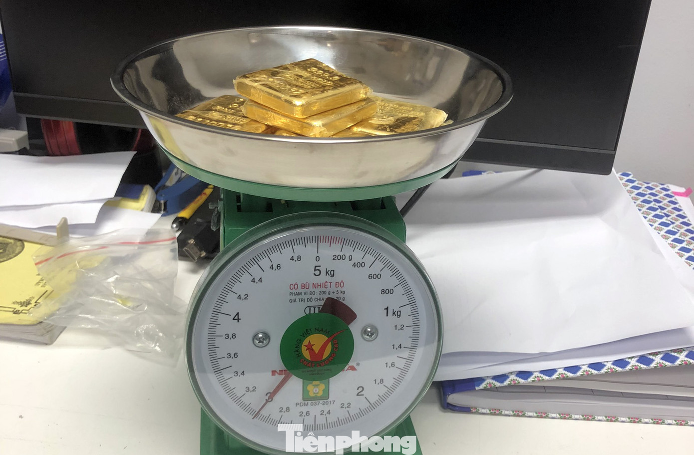 Các mảnh kim loại màu vàng có khối lượng khoảng 3kg bị thu giữ. Các mảnh kim loại màu vàng có khối lượng khoảng 3kg bị thu giữ.