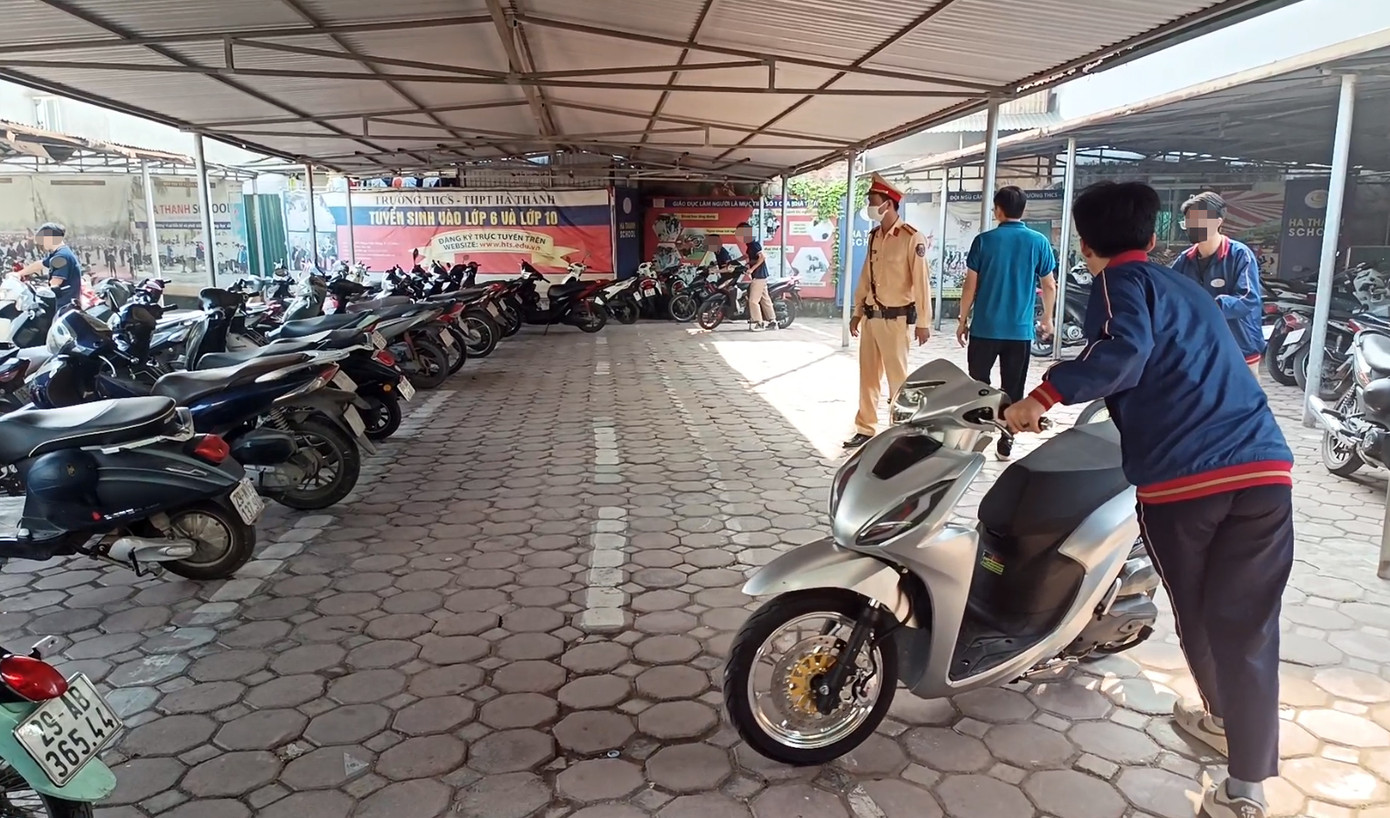 Lực lượng CSGT phát hiện bãi xe học sinh trong trường có một số xe máy 110-150cc.