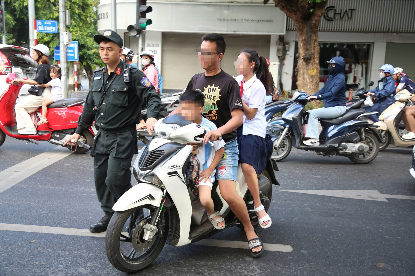 Phụ huynh học sinh chở con không đội mũ bảo hiểm. Phụ huynh học sinh chở con không đội mũ bảo hiểm.