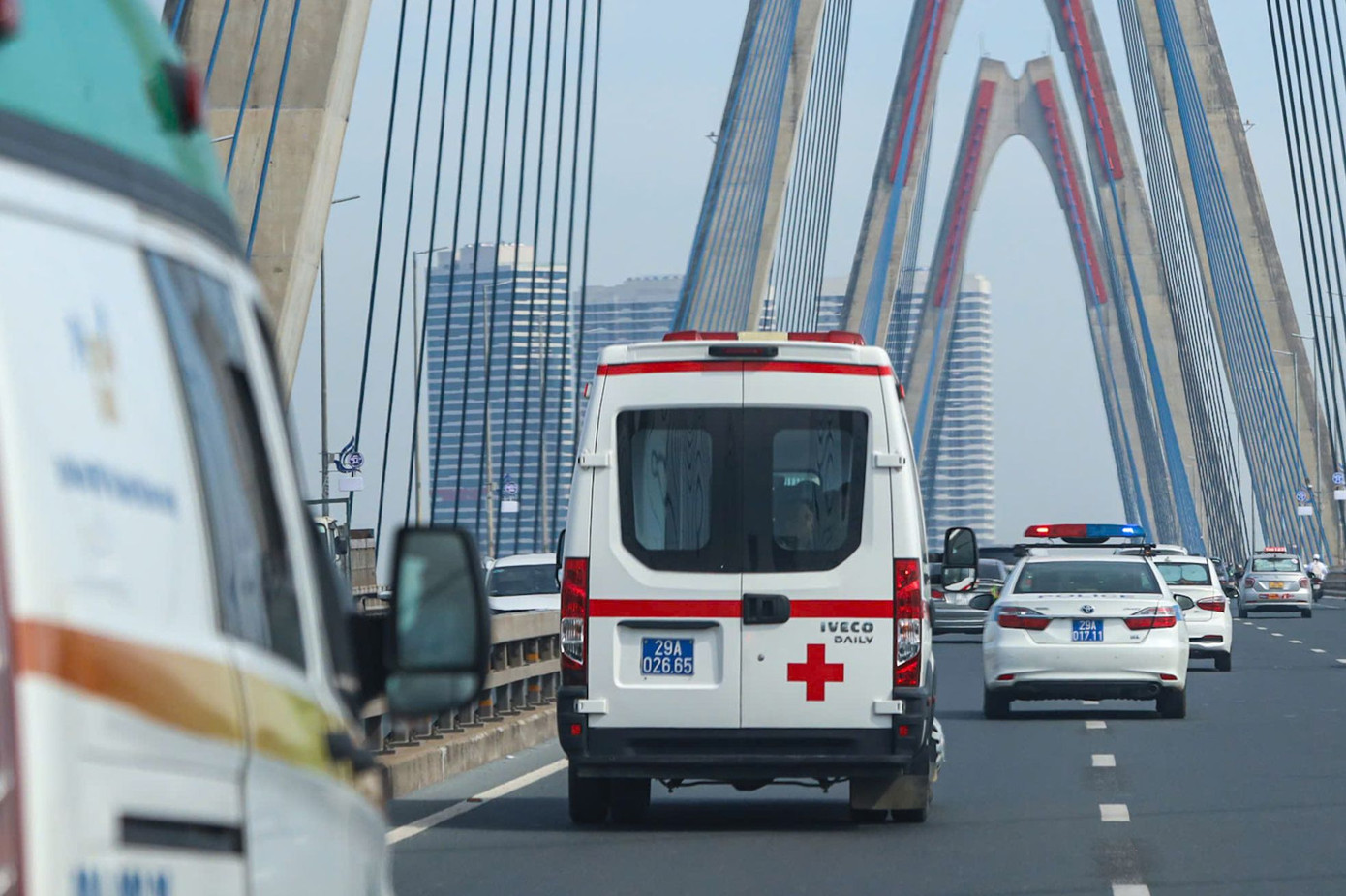 Đoàn xe di chuyển qua cầu Nhật Tân ra Sân bay Nội Bài.