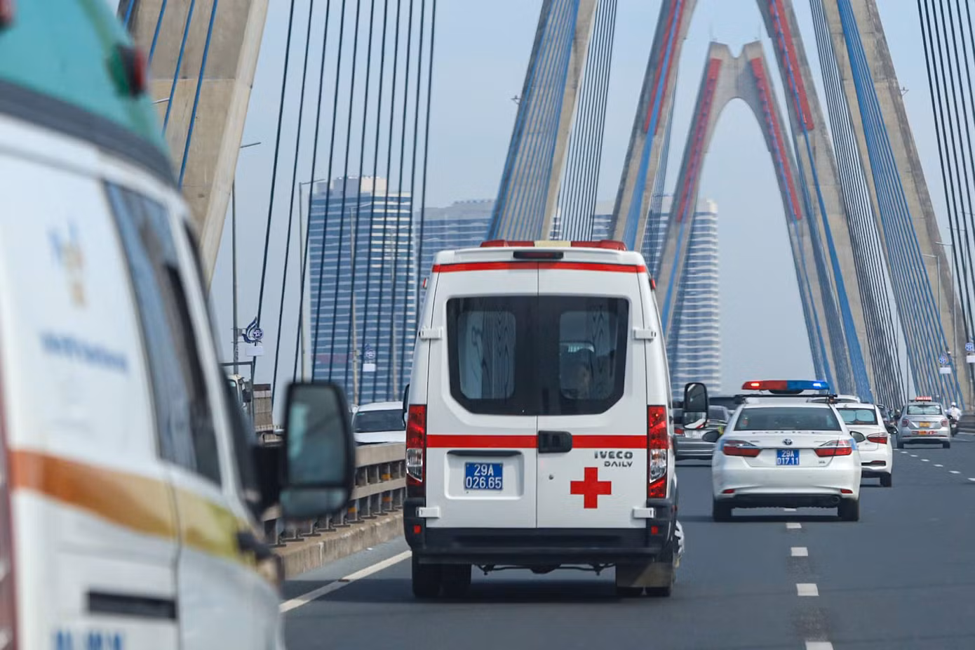 Đoàn xe di chuyển qua cầu Nhật Tân ra Sân bay Nội Bài.