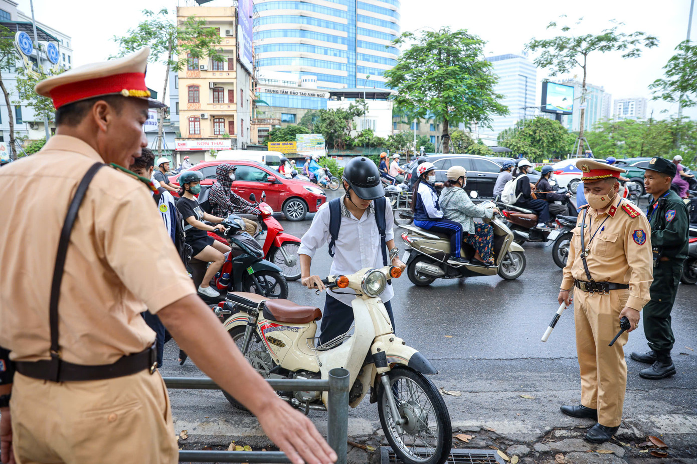 Tổ công tác Công an TP Hà Nội kiểm tra xử lý vi phạm. Tổ công tác Công an TP Hà Nội kiểm tra xử lý vi phạm.