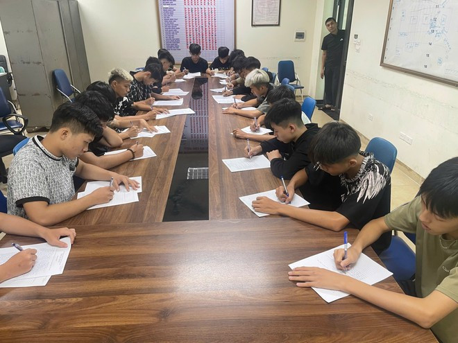 Nhóm thanh thiếu niên tại cơ quan công an.