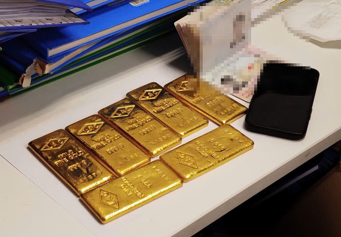 Số kim loại màu vàng nghi là vàng miếng bị thu giữ. Số kim loại màu vàng nghi là vàng miếng bị thu giữ.