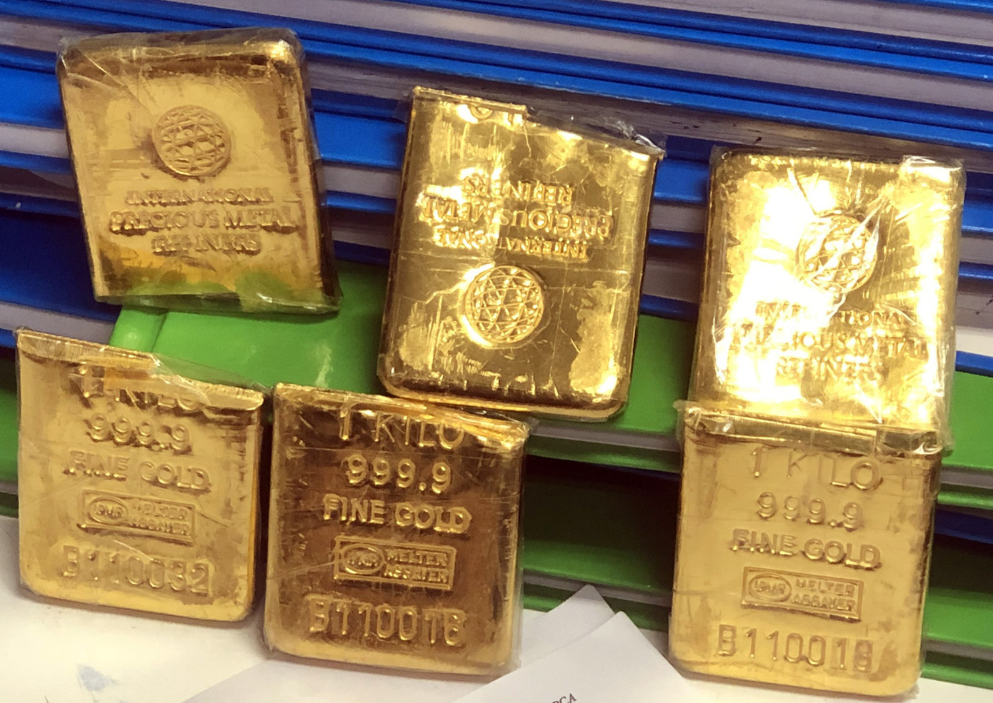 Hành khách H.J mang theo 6 mảnh kim loại là vàng nhập cảnh vào Việt Nam. Hành khách H.J mang theo 6 mảnh kim loại là vàng nhập cảnh vào Việt Nam.