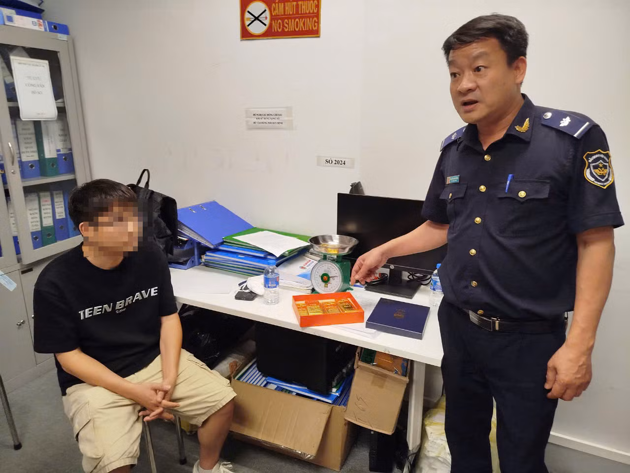 Lực lượng hải quan làm việc với nam du khách nước ngoài.