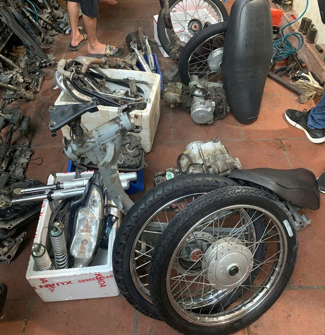 Xe máy bị các đối tượng tháo rời linh kiện tiêu thụ. Xe máy bị các đối tượng tháo rời linh kiện tiêu thụ.