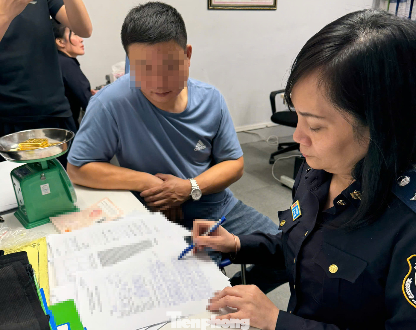 Cán bộ Hải quan làm việc với ông H. Cán bộ Hải quan làm việc với ông H.