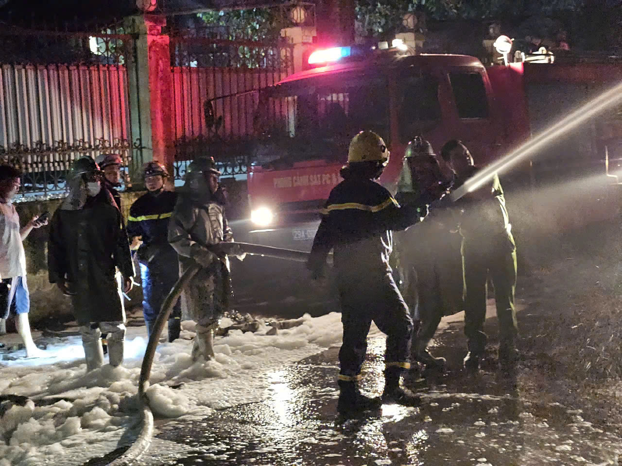 Lực lượng PCCC tiếp cận hiện trường dập lửa. Lực lượng PCCC tiếp cận hiện trường dập lửa.