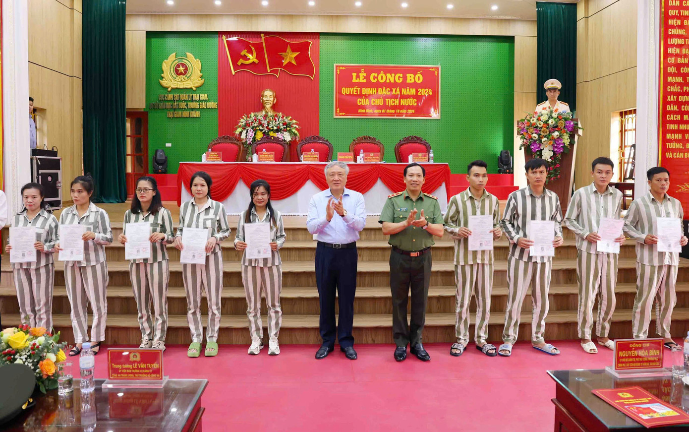 Phó Thủ tướng Thường trực Chính phủ Nguyễn Hòa Bình và Trung tướng Lê Văn Tuyến trao Giấy chứng nhận đặc xá.