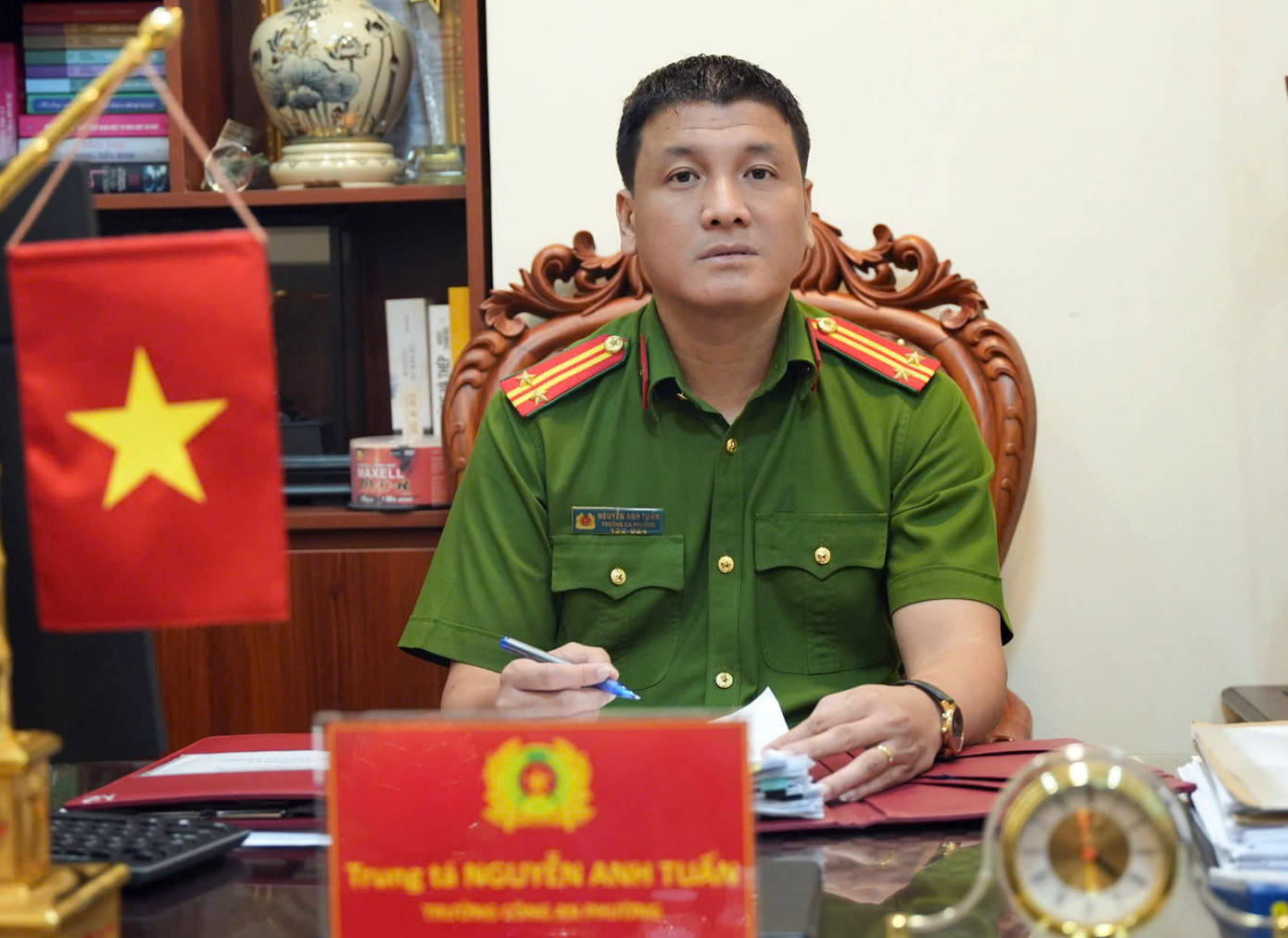 Trung tá Nguyễn Anh Tuấn - Trưởng Công an phường Láng Hạ. Ảnh: Công Hướng.