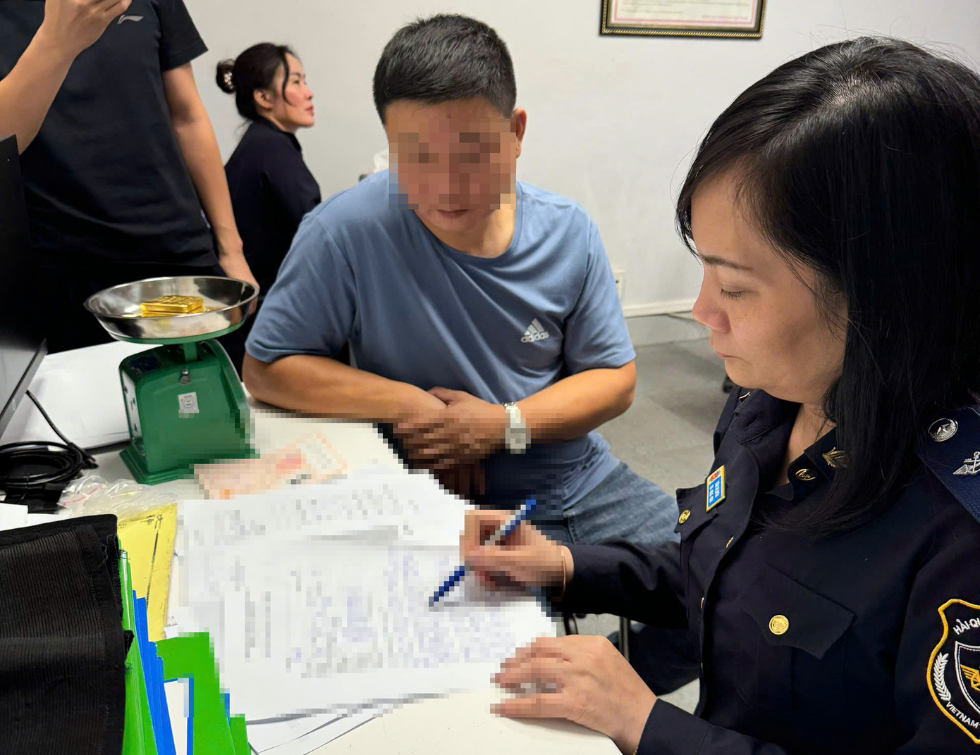 Cán bộ Hải quan Nội bài làm việc với hành khách giấu vàng nhập cảnh vào Việt Nam. Cán bộ Hải quan Nội bài làm việc với hành khách giấu vàng nhập cảnh vào Việt Nam.