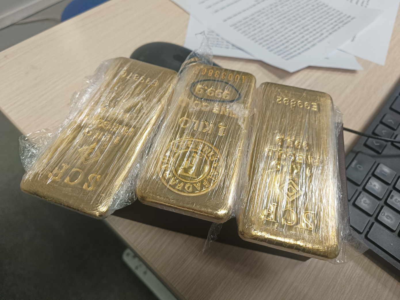 3 thỏi kim loại nghi là vàng bị thu giữ. 3 thỏi kim loại nghi là vàng bị thu giữ.