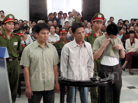 Nguyễn Hữu Hạnh (bìa trái vành móng ngựa) bị tuyên án 2 năm tù về tội gây rối trật tự công cộng, tại phiên tòa ngày 8/7/2005.