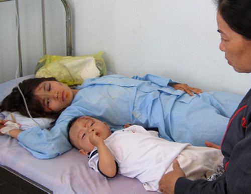 Bé trai 2 tuổi may mắn thoát nạn. Ảnh: Hoàng Văn Bé trai 2 tuổi may mắn thoát nạn