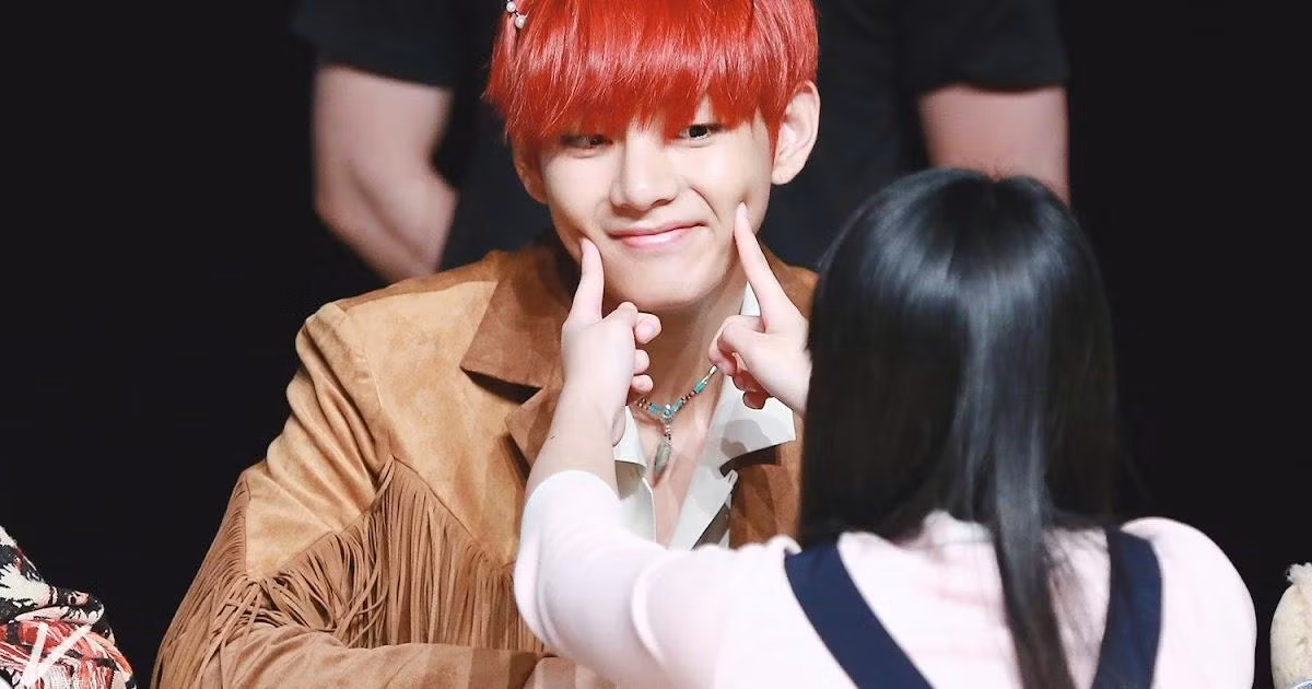 Nhiều fan đã phải mua lượng album khổng lồ chỉ để tìm kiếm chiếc vé quý hiếm được giao lưu với thần tượng ở khoảng cách gần.