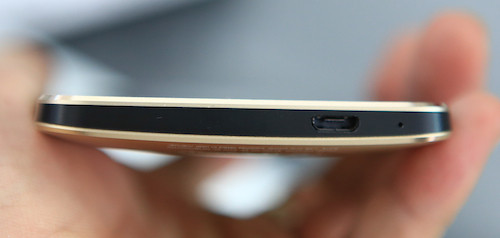 Cổng sạc và micro ở phía dưới đế máy. Cổng sạc và micro ở phía dưới đế máy