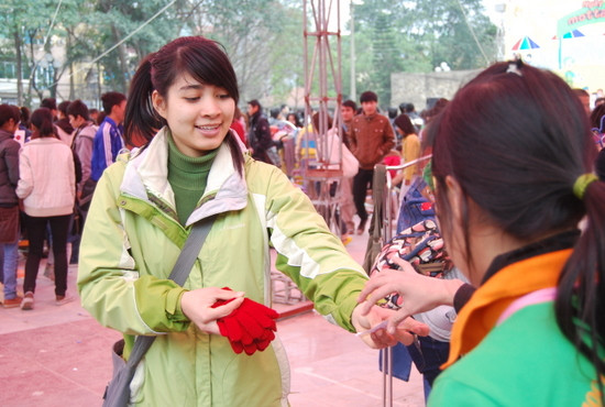  Bạn Dương Thị Trang(đại học dân lập Phương Đông) đổi được đôi găng tay màu đỏ bằng 2 phiếu loại C. Trang cho biết, bạn đã đổi được 2 phiếu này từ 2 chiếc áo sơ mi cũ.