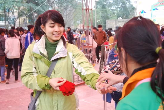  Bạn Dương Thị Trang(đại học dân lập Phương Đông) đổi được đôi găng tay màu đỏ bằng 2 phiếu loại C. Trang cho biết, bạn đã đổi được 2 phiếu này từ 2 chiếc áo sơ mi cũ.
