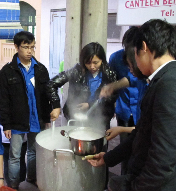 Tình nguyện viên nấu cháo tại bệnh viện phổi trung ương. Ảnh: Thúy Ngân