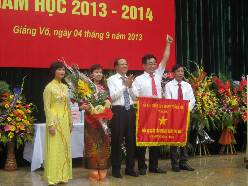 Nhà trường đón nhận danh hiệu đơn vị xuất sắc trong các phong trào thi đua của UBND TP Hà Nội trong năm 2012-2013