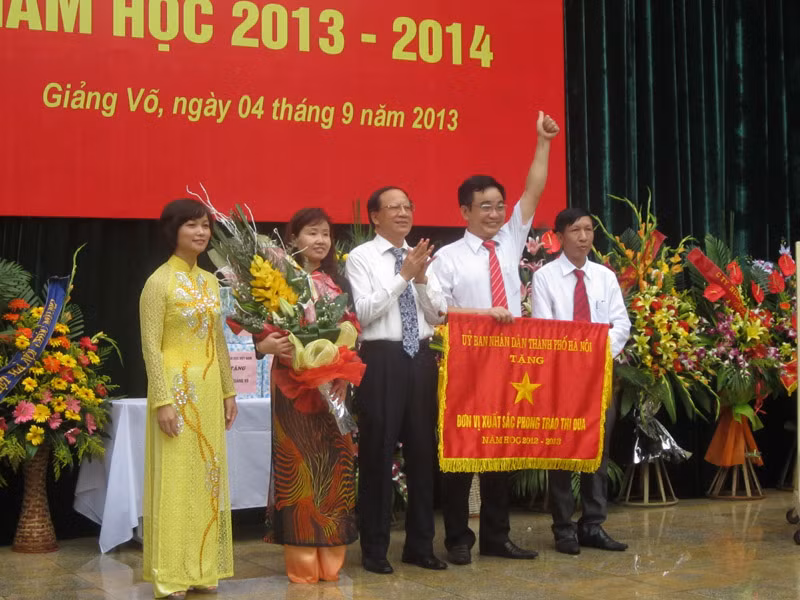 Nhà trường đón nhận danh hiệu đơn vị xuất sắc trong các phong trào thi đua của UBND TP Hà Nội trong năm 2012-2013