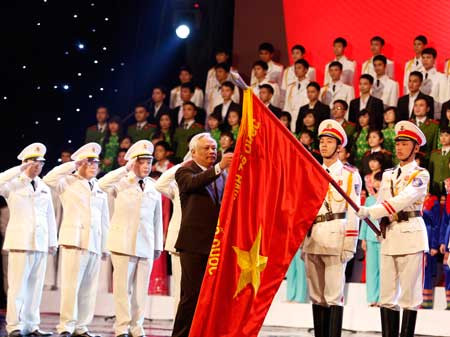 Phó chủ tịch Quốc hội Uông Trung Lưu gắn huân chương Quân công hạng nhì và trao bằng khen cho Truyền hình CAND