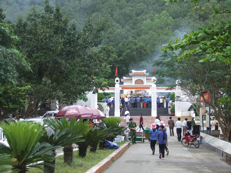 Du khách viếng mộ 10 liệt nữ TNXP Ngã ba Đồng Lộc