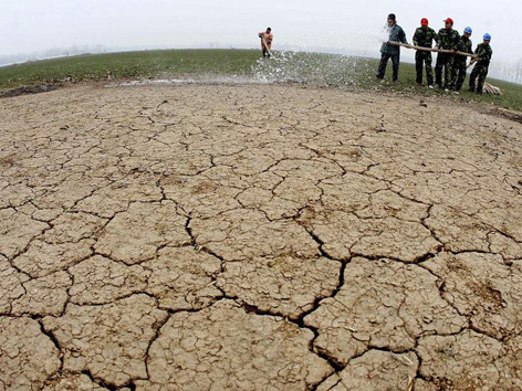 Nông dân Trung Quốc phải chịu nhiều thiệt thòi trong quá trình đô thị hóa. Ảnh: AP