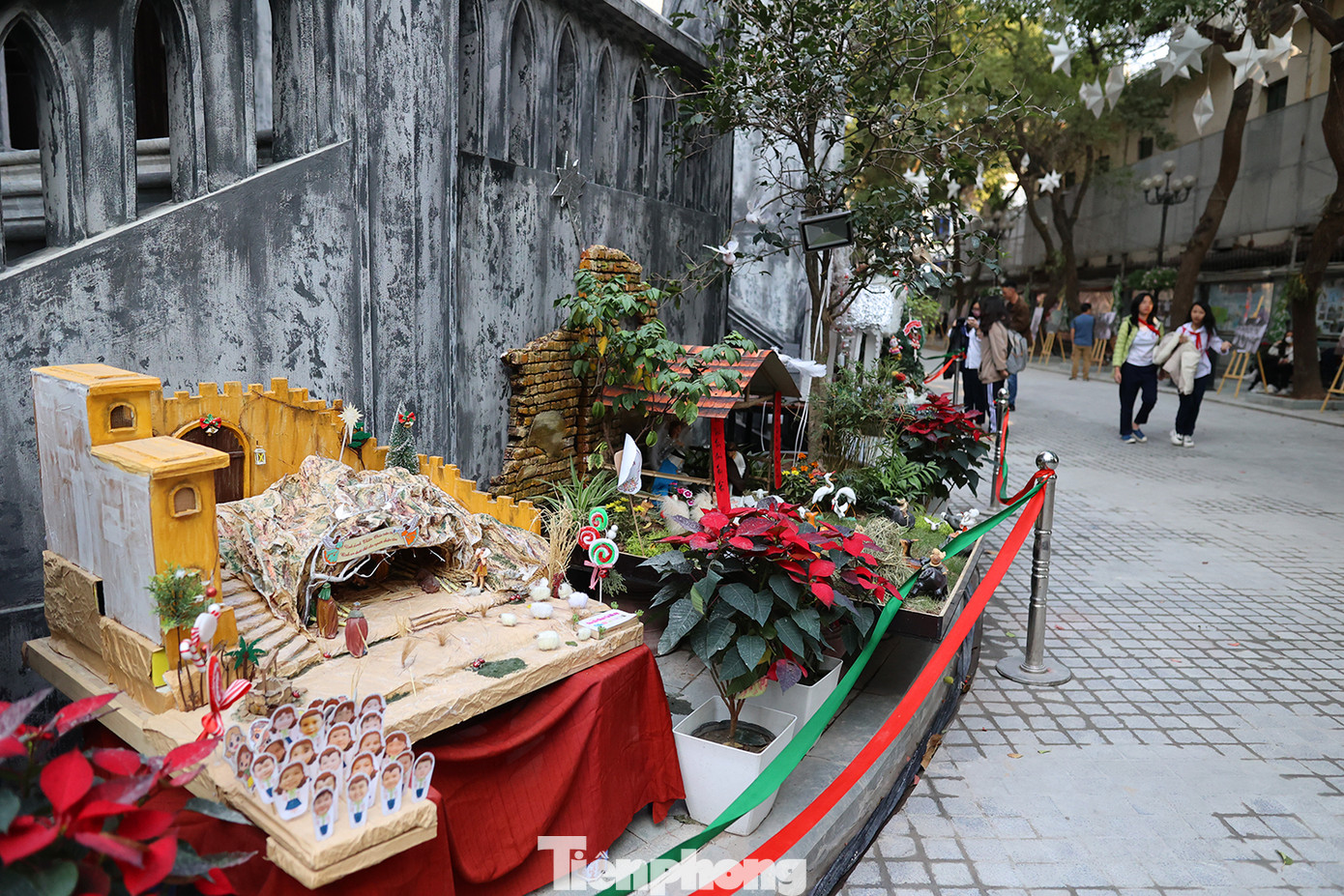 Bên cạnh cây thông là Tiểu cảnh hang đá và nhiều tiểu cảnh được trưng bày vòng quanh nhà thờ được trang trí đèn, tỏa sáng lung linh khi trời tối