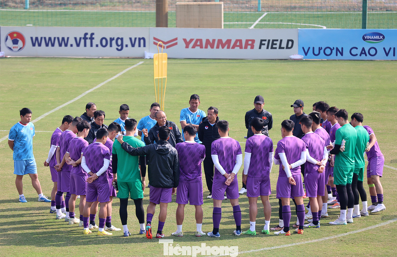 HLV Park Hang Seo cho các cầu thủ tập luyện sau khi trở về nước vào tối qua