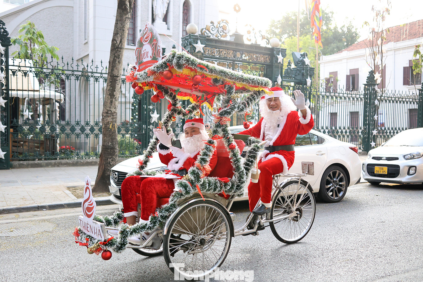 Bên ngoài nhà thờ PV bắt gặp ông già Noel đạp xe xích lô được trang trí xung quanh dạo phố