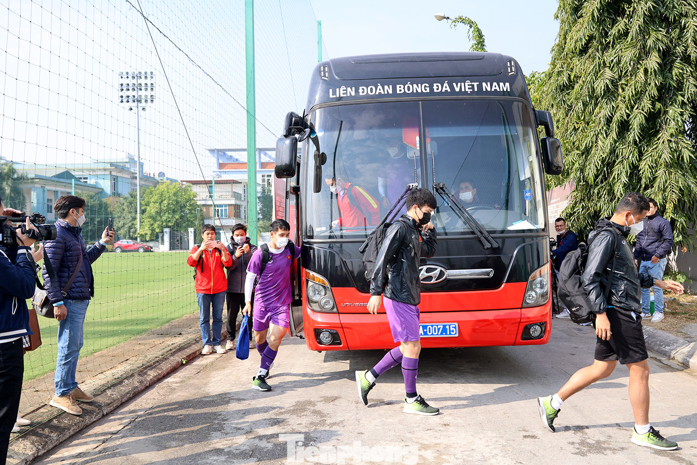 &quot;Buổi tập hôm nay, Quang Hải không góp mặt nhưng anh ấy vẫn tập nhẹ ở khách sạn. Quang Hải sẽ trở lại ở trận gặp Malaysia&quot;, tiền vệ Hoàng Đức chia sẻ trước buổi tập của đội tuyển Việt Nam sáng 23/12.