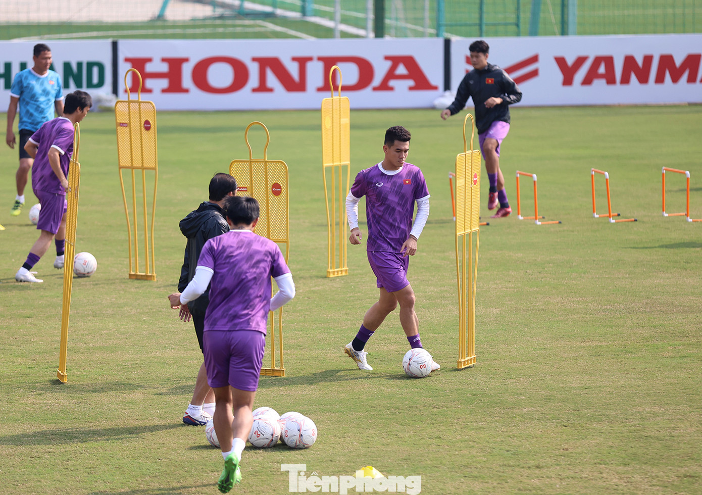 Trên hàng công, huấn luyện viên Park vẫn thường để Tiến Linh đá cắm. Phan Văn Đức đã tập luyện trở lại nhưng vấn đề thể trạng vẫn là một dấu hỏi lớn