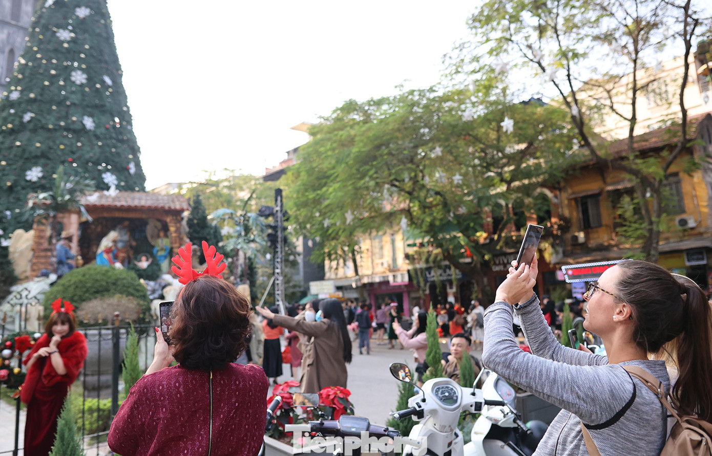 Nằm ở khu vực trung tâm nên nhà thờ Lớn luôn là địa điểm thu hút người dân Thủ đô, đặc biệt là giới trẻ tới chụp ảnh, đón Giáng sinh. Bên cạnh đó, nhiều du khách nước ngoài cũng rất thích thú với những hình ảnh, không gian trang trí tại đây.