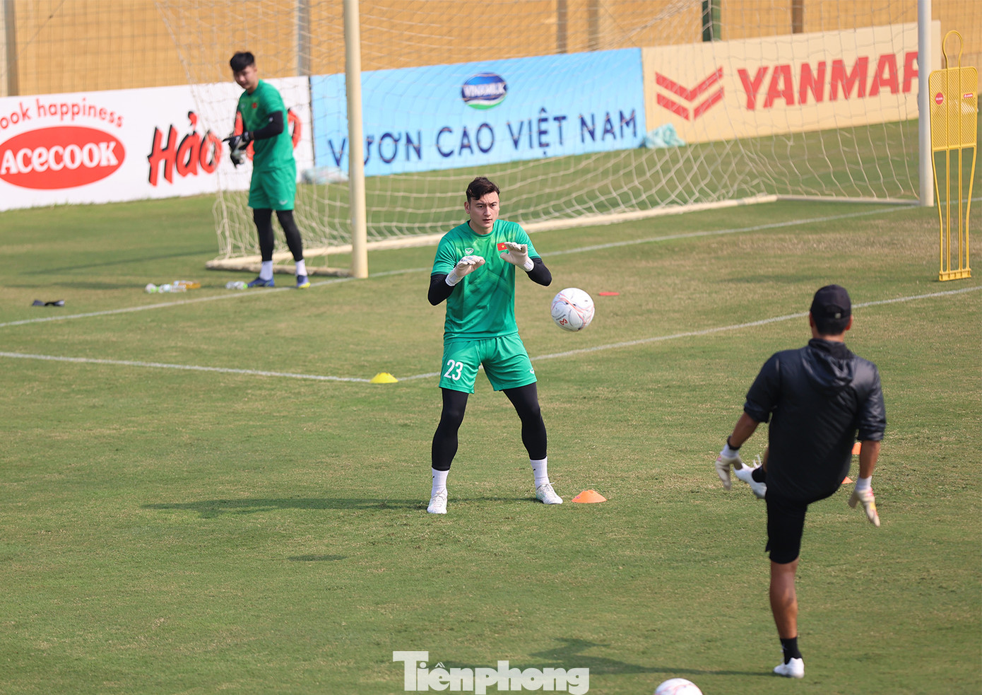 Ở vị trí thủ môn, suất bắt chính khó lòng tuột khỏi tay Đặng Văn Lâm. Cầu thủ 29 tuổi đang có phong độ tốt kể từ khi trở về khoác áo câu lạc bộ Bình Định. Thủ môn là vị trí rất cần cảm giác thi đấu thường xuyên.