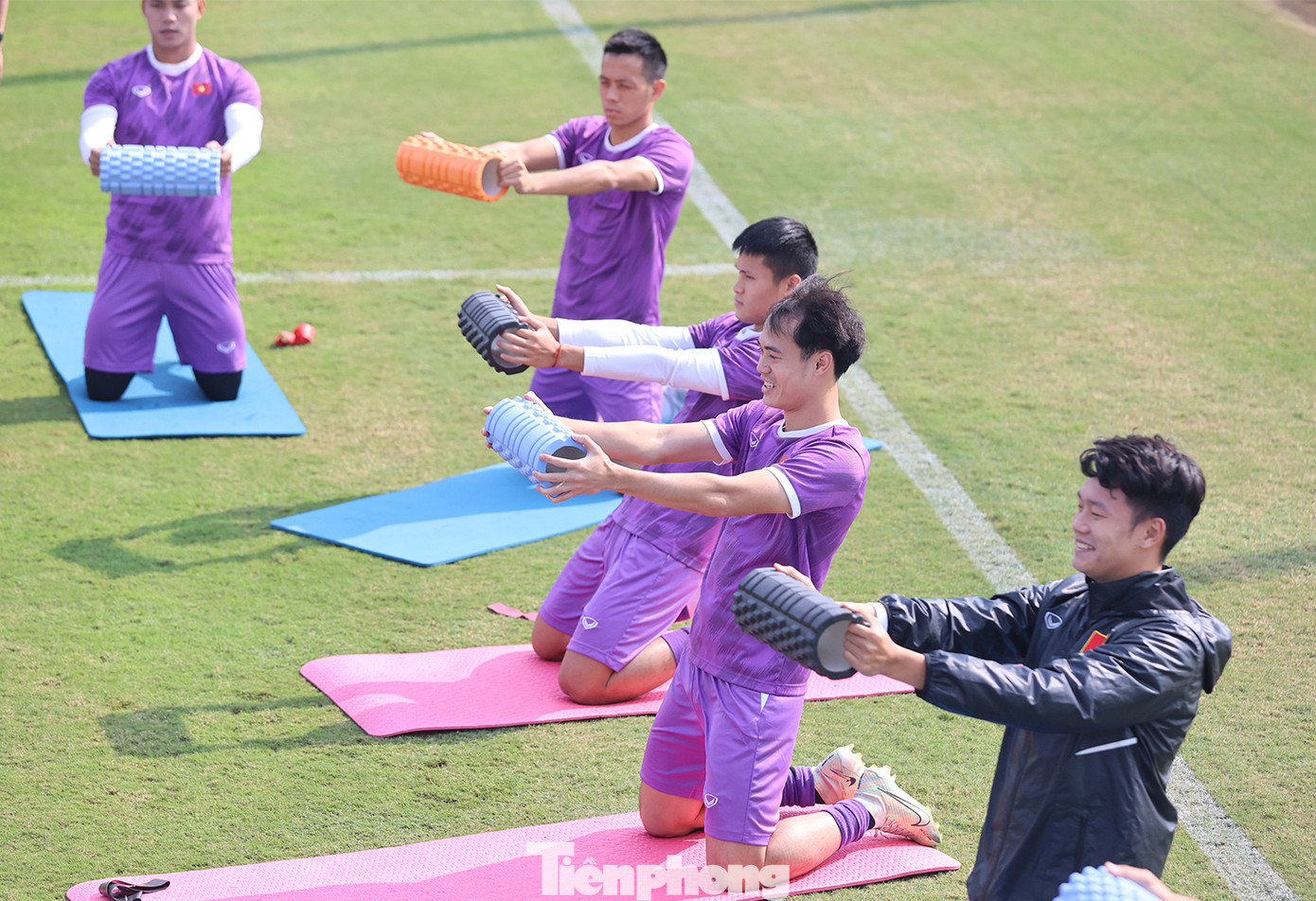 Ngoài việc trao cơ hội cho các &quot;tân binh&quot; như Văn Khang, Tuấn Hải và Hải Huy, ông Park cũng quyết định điền tên Văn Quyết vào danh sách, sau thời gian dài không sử dụng cầu thủ này.