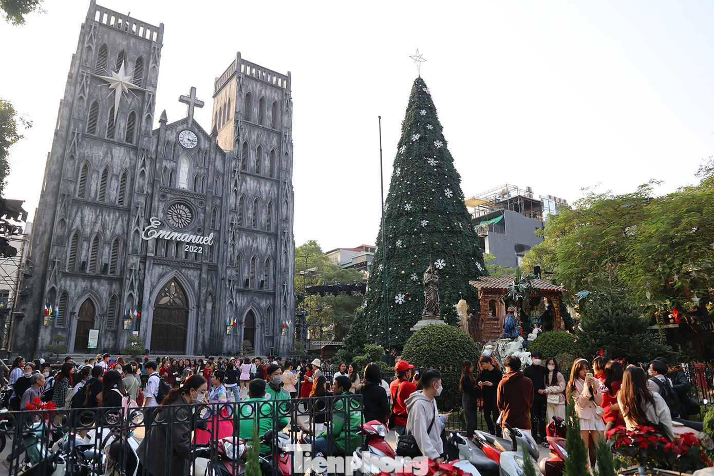Nhà thờ Lớn (quận Hoàn Kiếm, Hà Nội) luôn là địa điểm quen thuộc với người dân Thủ đô trong những ngày gần tới lễ Giáng sinh.