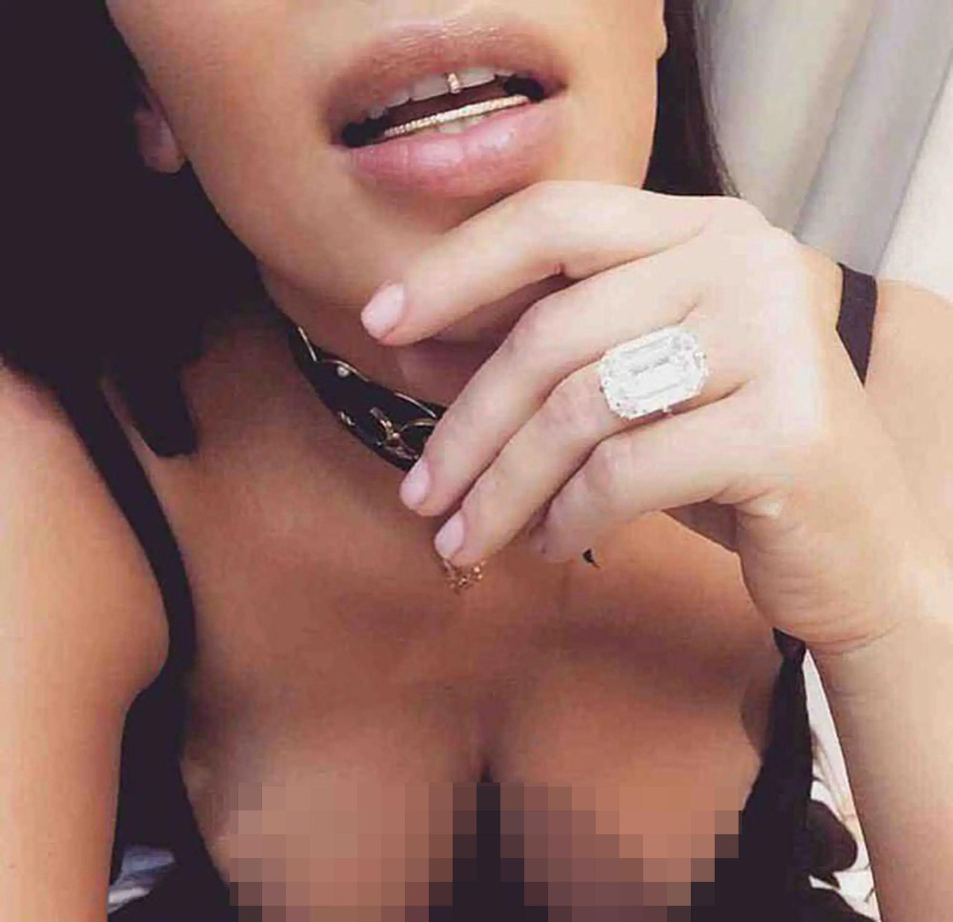 Nhẫn đính hôn kim cương 20 carat do Kanye West tặng Kim là một trong số những món đồ bị cướp. Nhẫn đính hôn kim cương 20 carat do Kanye West tặng Kim là một trong số những món đồ bị cướp.