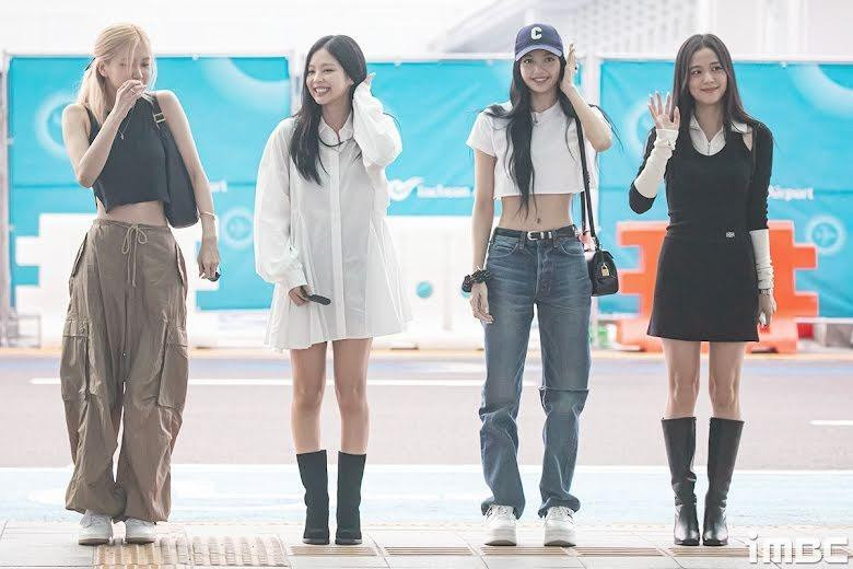 Sau khi trở lại đường đua âm nhạc thành công rực rỡ với &quot;Pink Venom&quot;, ngày 25/8, các cô gái nhà YG lên đường sang New York (Mỹ) từ Sân bay Quốc tế Incheon (Hàn Quốc). Theo Koreaboo, đây là lần đầu tiên sau 3 năm, cả 4 thành viên BlackPink xuất hiện cùng nhau tại sân bay.