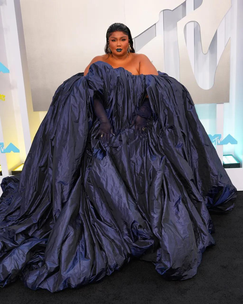 Lấy cảm hứng từ túi rác và chăn bông, trang phục của Lizzo được nâng cấp lên để thời trang và cao cấp hơn. Lấy cảm hứng từ túi rác và chăn bông, trang phục của Lizzo được nâng cấp lên để thời trang và cao cấp hơn.